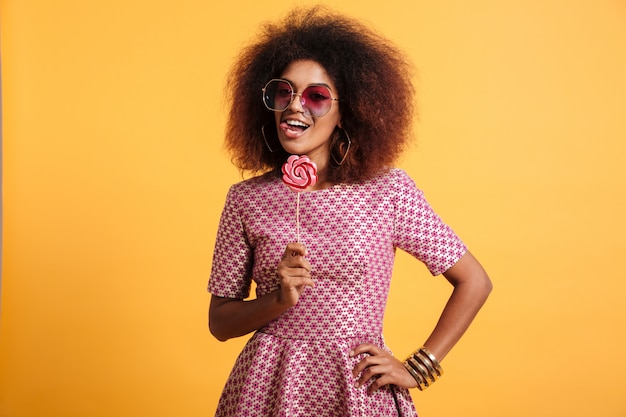 Portrait d'une femme afro-américaine ludique