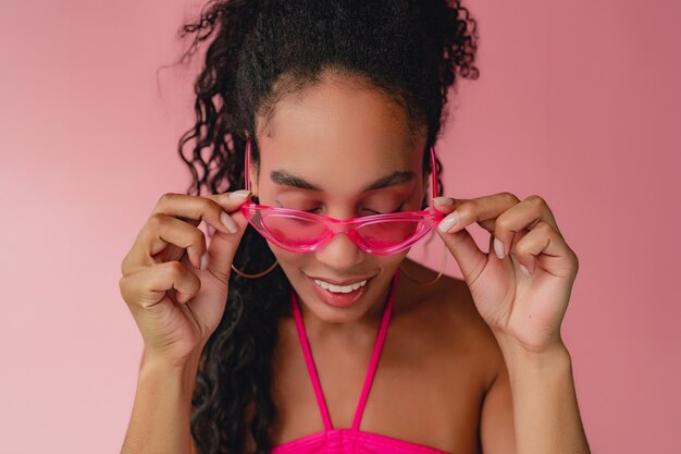 Portrait de femme afro-américaine noire en tenue d'été élégante haut rose sur rose