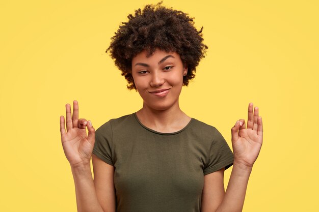 Portrait de femme afro-américaine posant