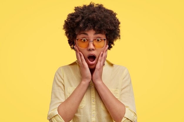 Photo gratuite portrait de femme afro-américaine posant