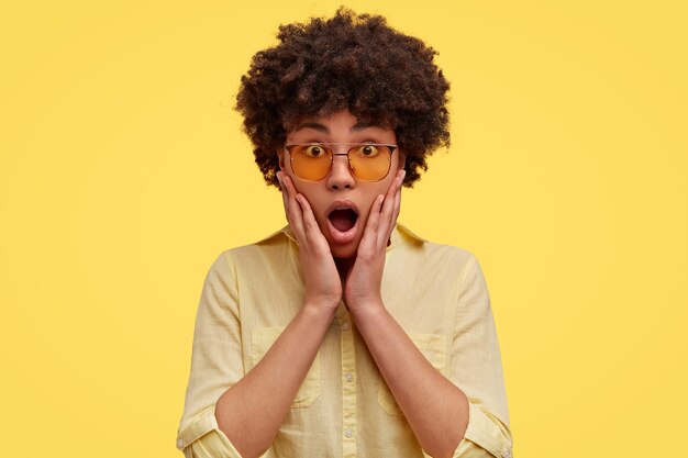 Portrait de femme afro-américaine posant