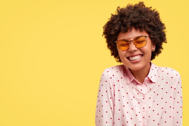 Portrait de femme afro-américaine posant