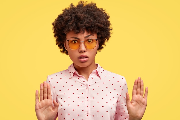 Portrait de femme afro-américaine posant