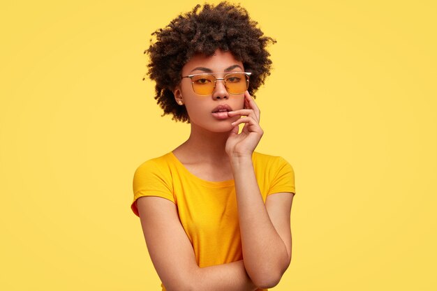 Portrait de femme afro-américaine posant