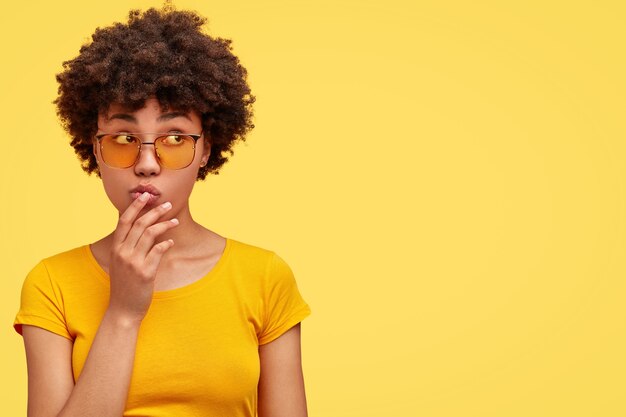 Portrait de femme afro-américaine posant