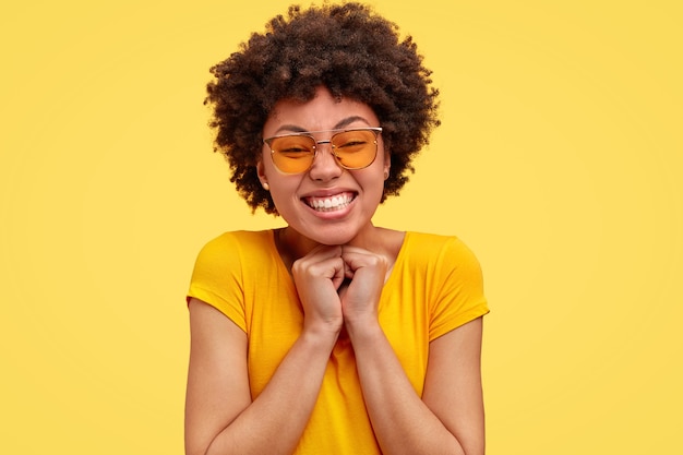 Photo gratuite portrait de femme afro-américaine posant