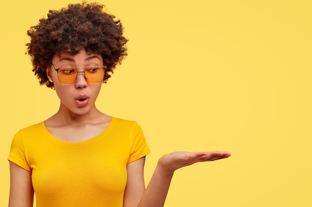 Portrait de femme afro-américaine posant