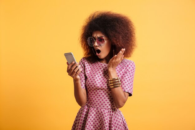 Portrait d'une femme afro-américaine surprise choquée