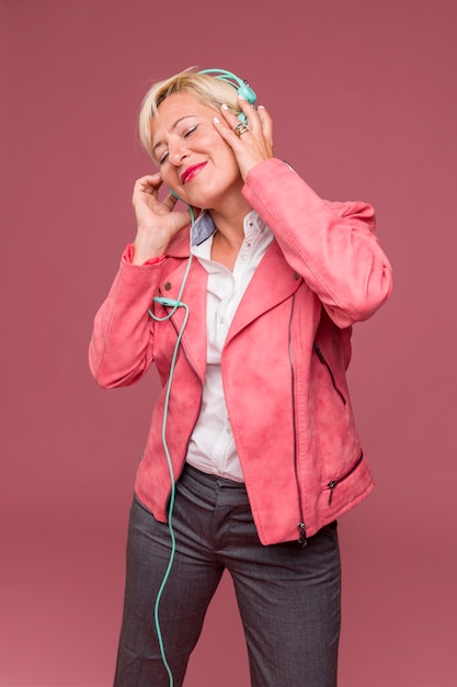 Photo gratuite portrait d'une femme d'âge moyen avec un casque