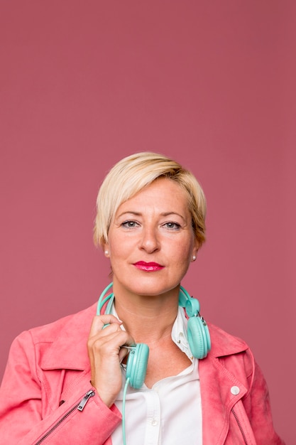 Portrait d&#39;une femme d&#39;âge moyen avec un casque