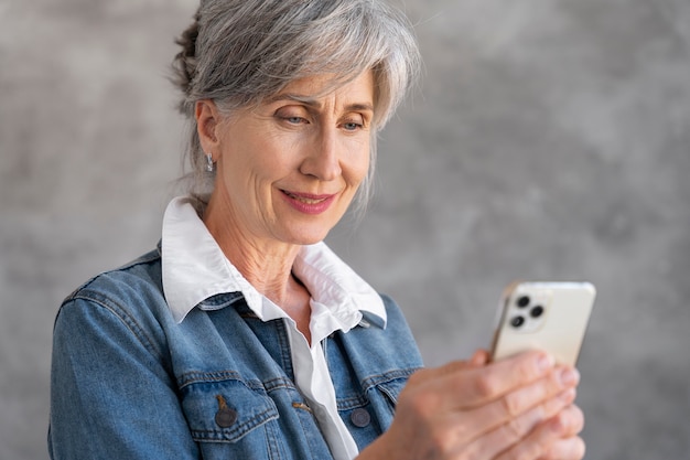 Portrait de femme âgée à l'aide de smartphone