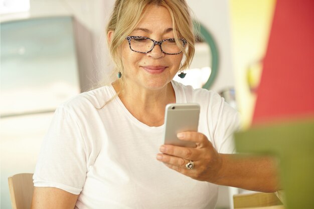 Portrait de femme âgée blonde