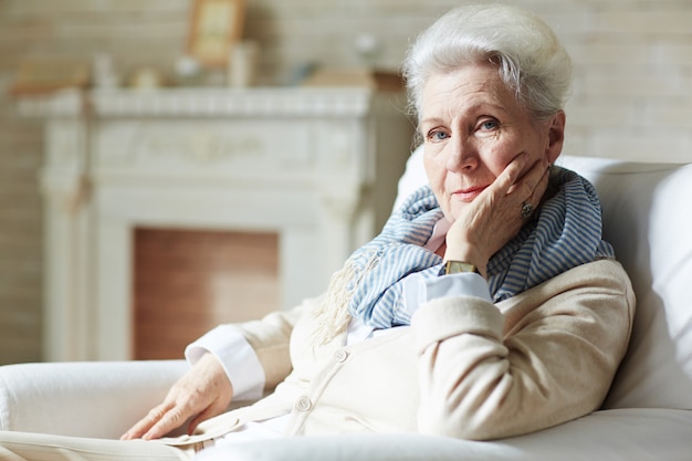 Portrait d'une femme âgée élégante