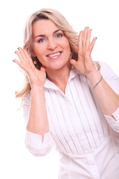 Photo gratuite portrait de femme âgée heureuse