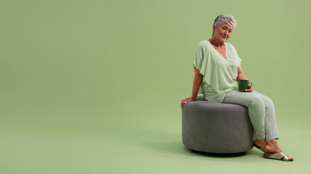 Photo gratuite portrait de femme âgée avec tasse