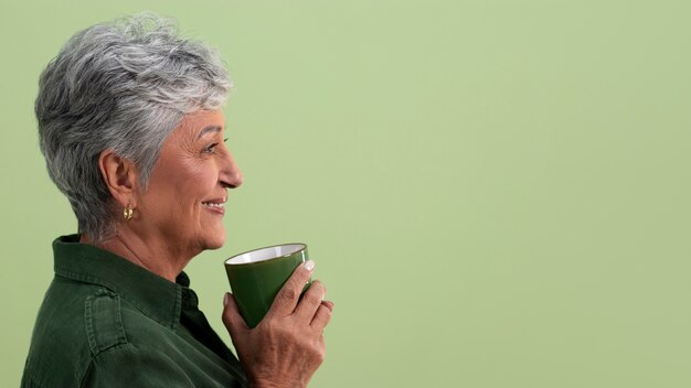 Portrait de femme âgée avec tasse