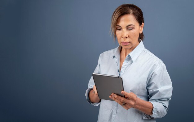 Portrait de femme âgée tenant une tablette
