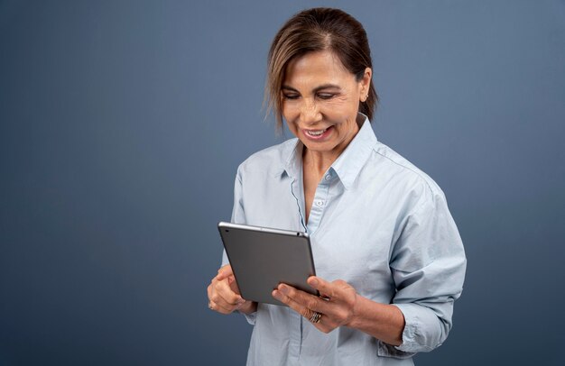 Portrait de femme âgée tenant une tablette