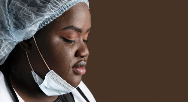 Portrait de femme agent de santé avec copie espace