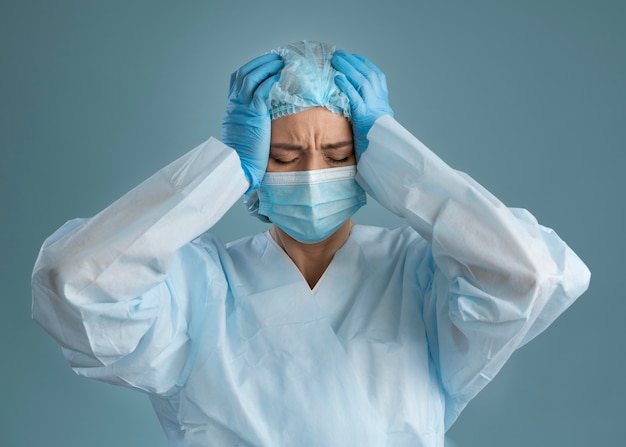 Photo gratuite portrait de femme agent de santé dans un équipement spécial