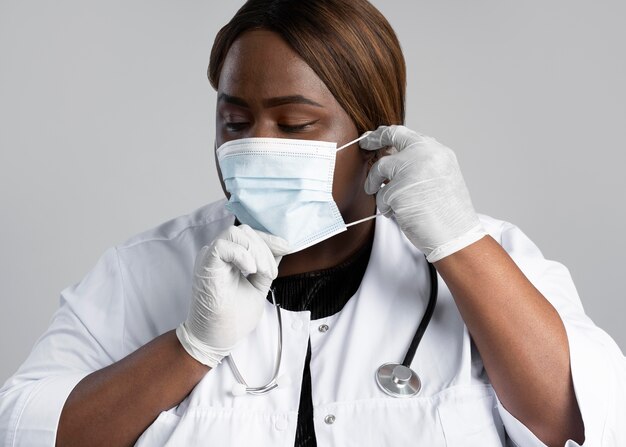 Portrait de femme agent de santé dans un équipement spécial