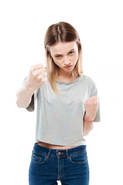 Portrait d'une femme agressive sérieuse montrant deux poings