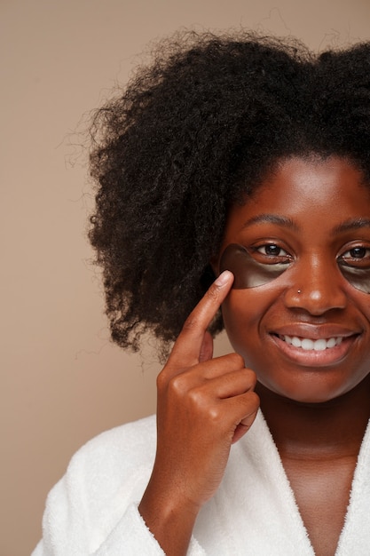 Portrait de femme à l'aide de pansements oculaires pour la beauté