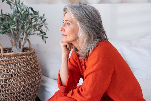 portrait, de, femme aînée, porter, chemise rouge