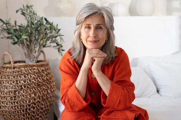 portrait, de, femme aînée, porter, chemise rouge