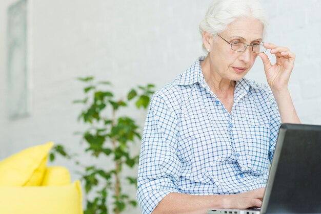 Portrait, femme aînée, regarder, ordinateur portable