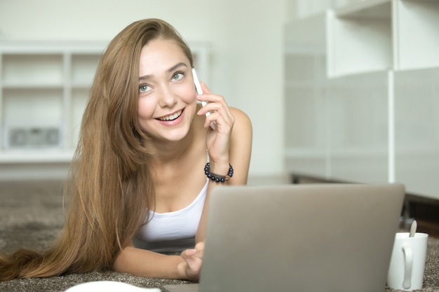 Portrait d&#39;une femme allongée sur le tapis, phonetalking