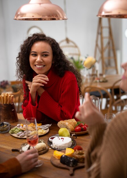 Portrait de femme appréciant le fromage frais