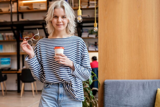 Portrait femme appréciant une tasse de café