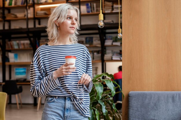 Portrait femme appréciant une tasse de café