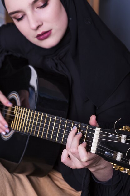 Portrait de femme arabe à la guitare