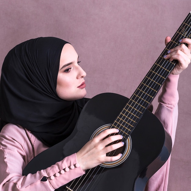 Portrait de femme arabe à la guitare