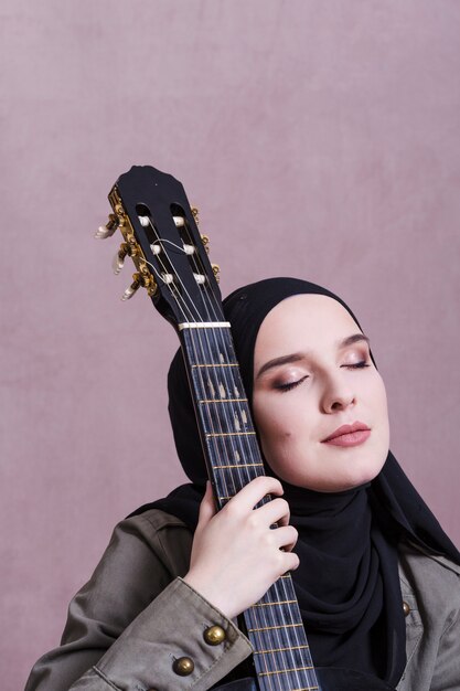 Portrait de femme arabe à la guitare