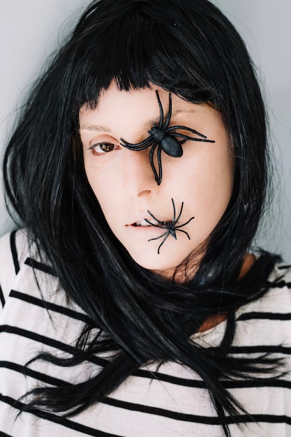 Portrait de femme avec des araignées sur le visage