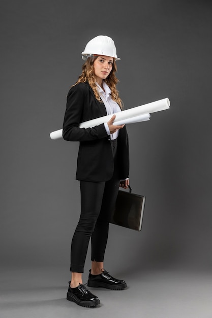 Portrait femme architecte avec des plans