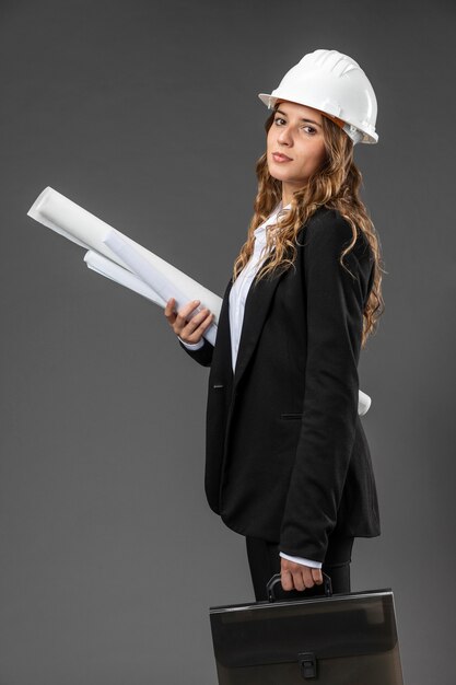 Portrait femme architecte avec des plans