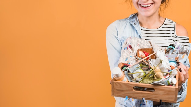 Photo gratuite portrait de femme artiste avec boîte en bois