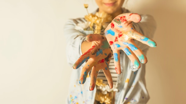 Photo gratuite portrait de femme artiste avec de la peinture sur les mains