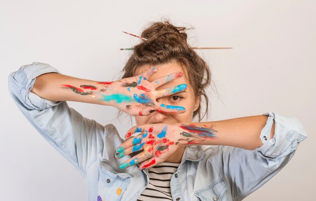 Portrait de femme artiste avec de la peinture sur les mains