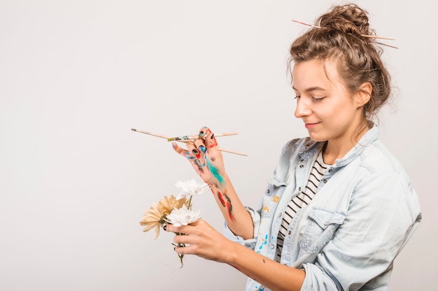 Portrait de femme artiste avec des pinceaux