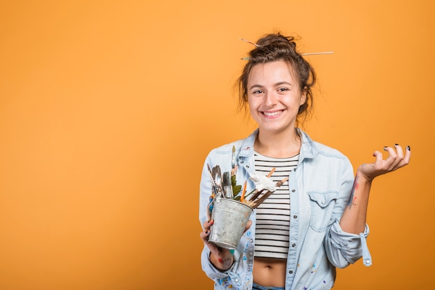 Photo gratuite portrait de femme artiste avec des pinceaux