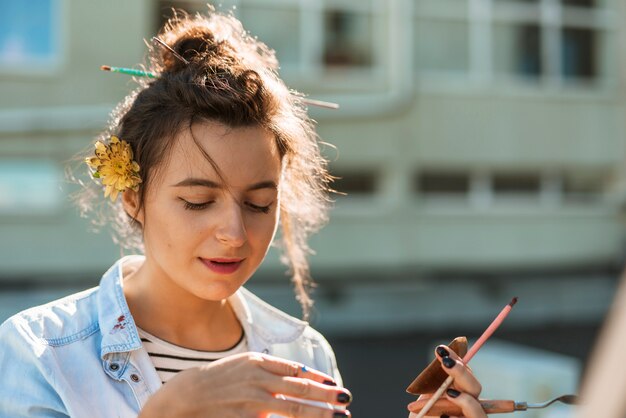 Portrait de femme artiste en plein air