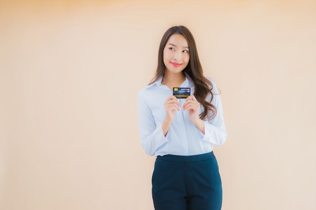 Portrait de femme asiatique belle jeune entreprise avec carte de crédit