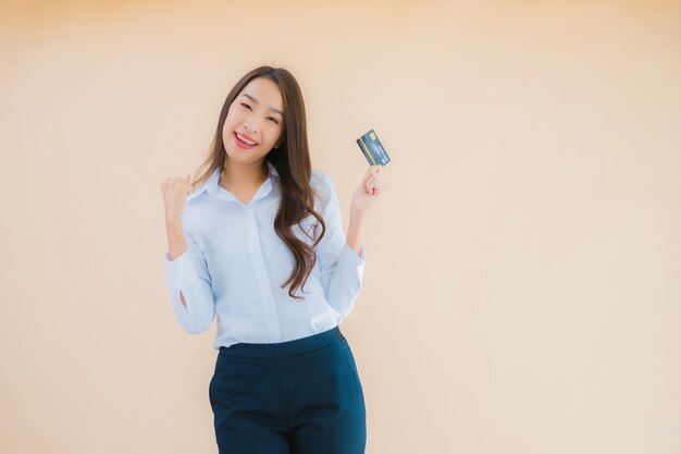 Portrait de femme asiatique belle jeune entreprise avec carte de crédit