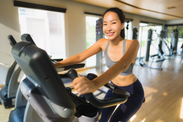 Portrait femme asiatique exerçant et entraînez-vous dans une salle de sport