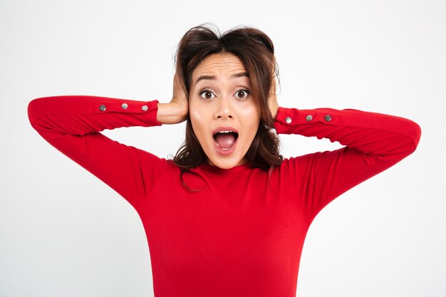 Portrait d'une femme asiatique frustrée perplexe crier